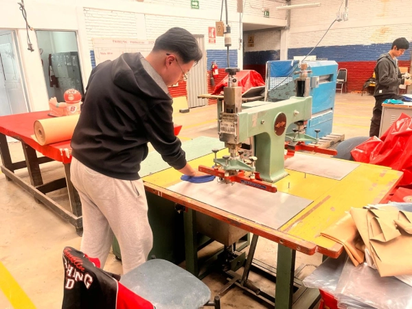 Fabrica de inflables publicitarios en taller